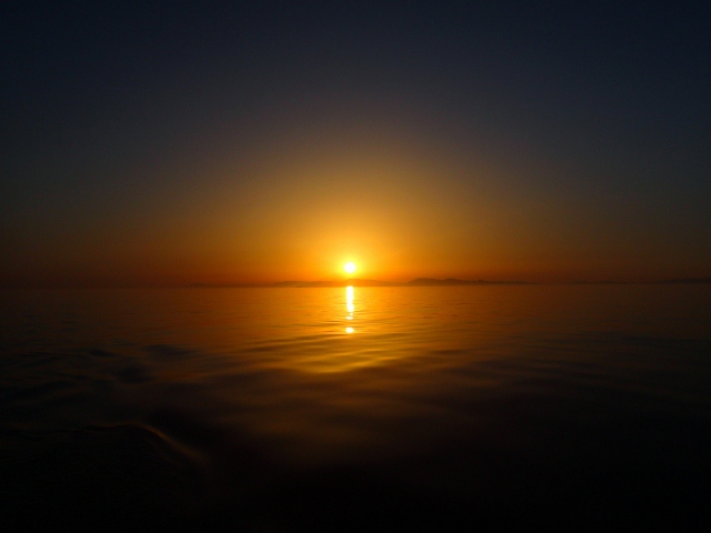 Sonnenuntergang bei perfekt ruhiger See