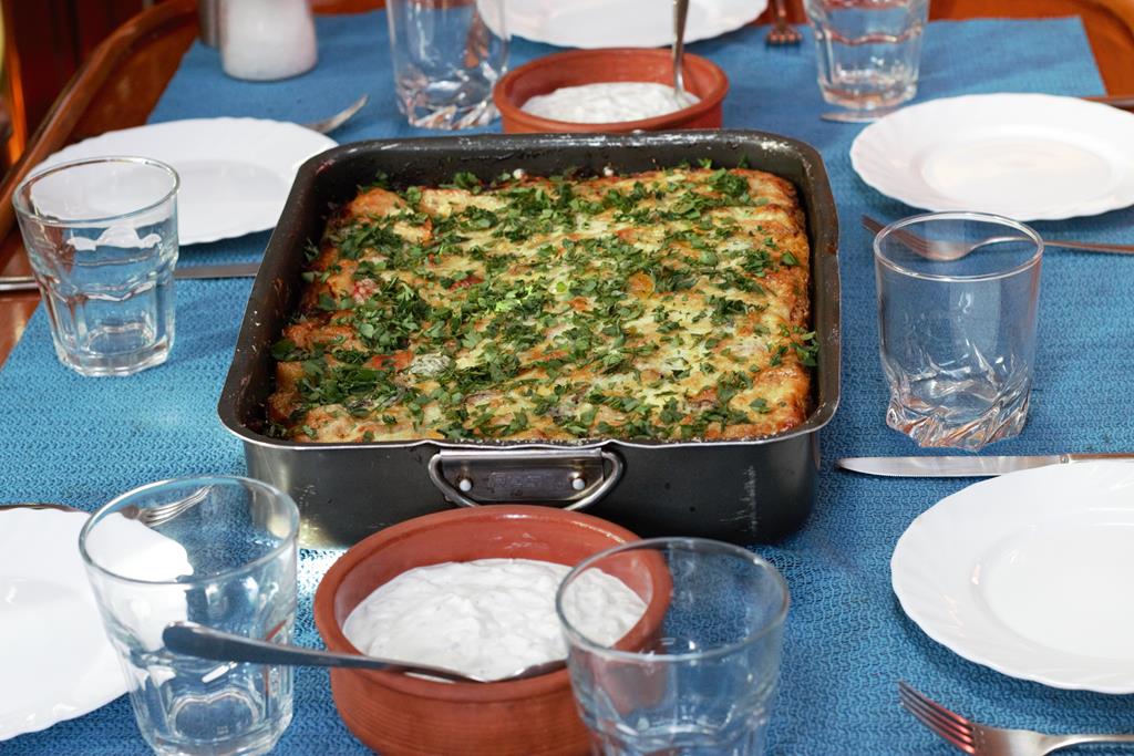 Mhmh, leckerer Gemüseauflauf mit Feta und Parmesan überbacken, dazu frisches Zaziki