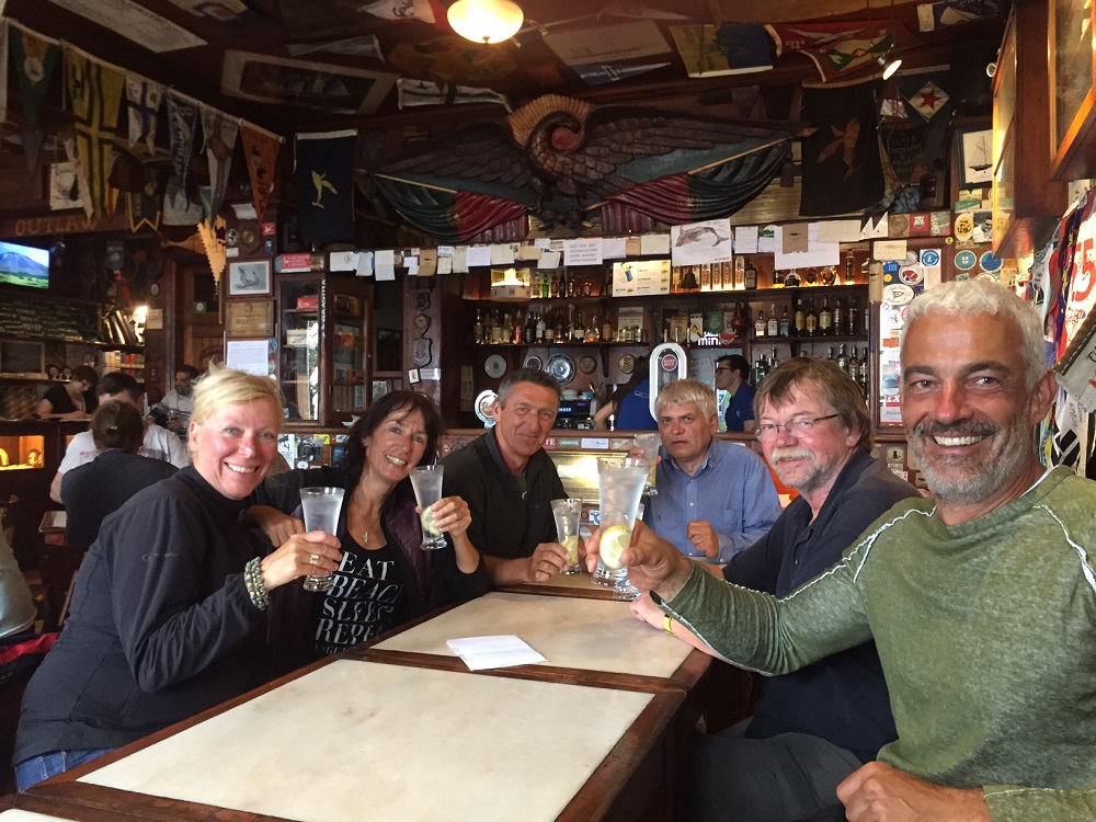 Wir sind wohlbehalten angekommen und die erfolgreichen Atlantiküberquerer feiern in Peter Cafe Sport, der berühmten Seefahrer-Kneipe in Horta