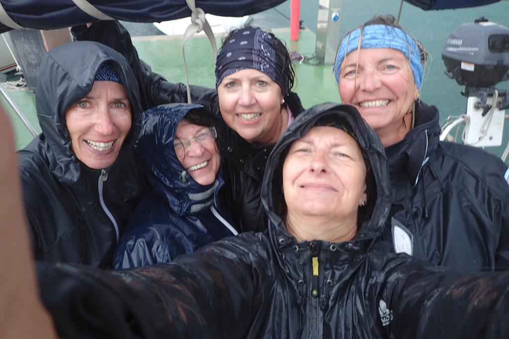 Crewfoto mal anders – Beim letzten Anlegemanöver in Palma erwischt uns ein unglaublicher Regenguss – der Laune tut es keinen Abbruch!