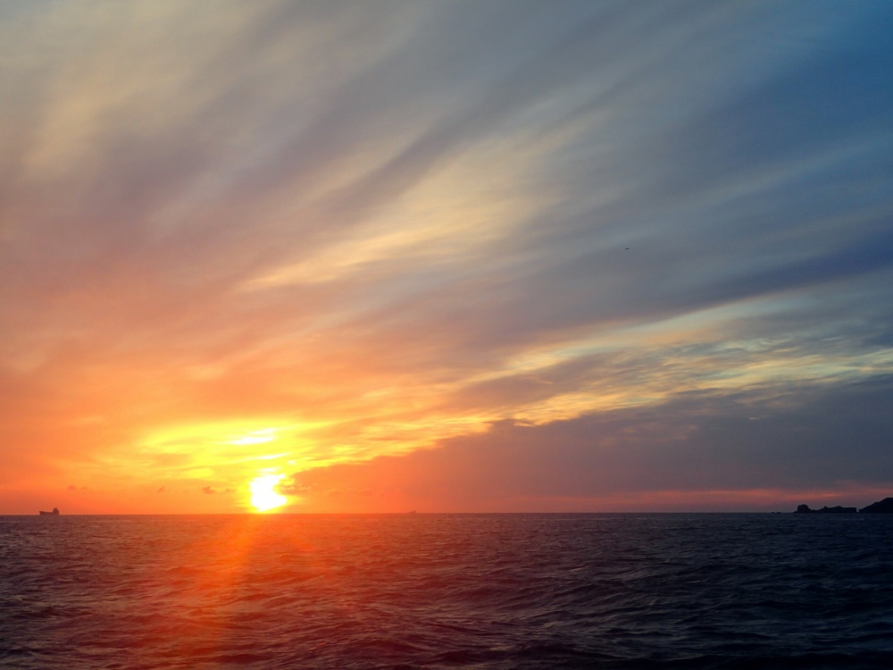 Erster Sonnenaufgang im Mittelmeer