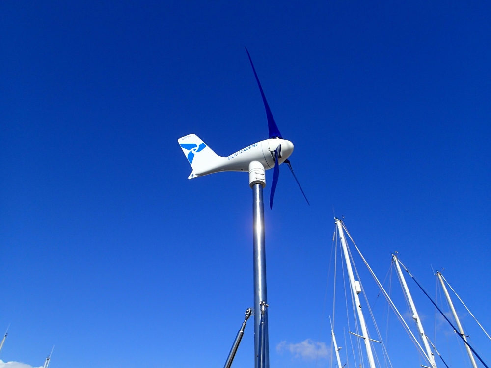 Unser neuer Windgenerator auf der InsPIRATion – jetzt sind beide Schiffe damit ausgestattet!