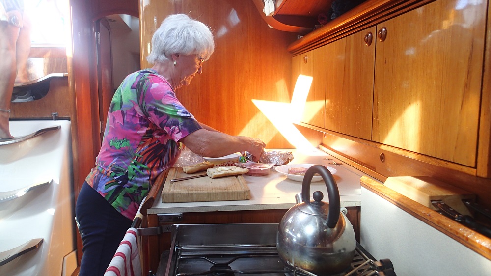 Unsere älteste Mitseglerin Helga (82 Jahre!!) macht Schnittchen für alle – der Seegang macht ihr nichts aus