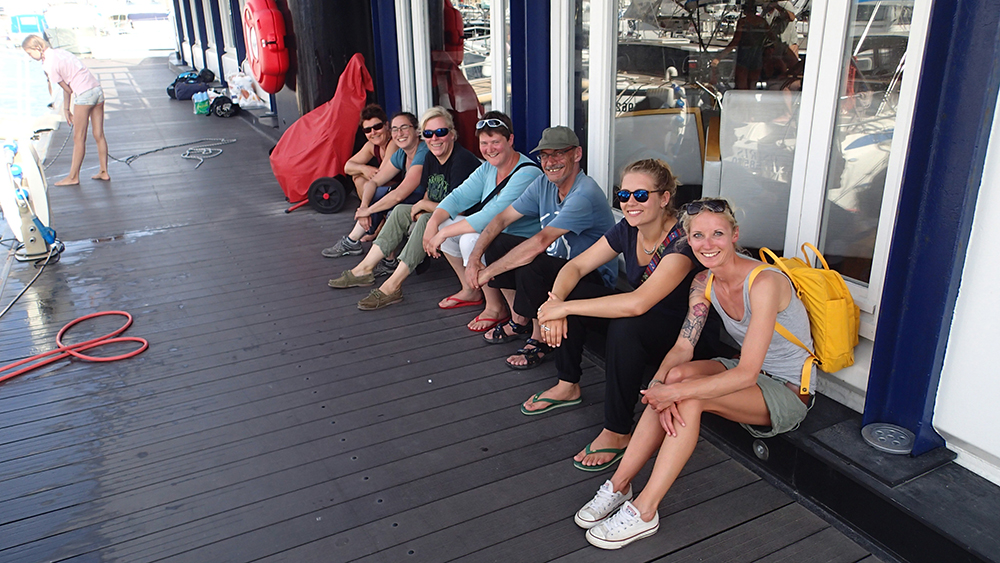 Die Crew im Yachtclub von Marseille