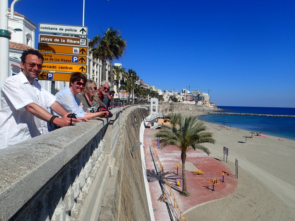 Die Crew vorm Stadtstrand von Ceuta