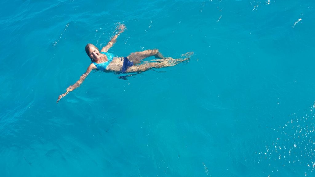 unsere Skipperin Monika genießt das Bad im Atlantik