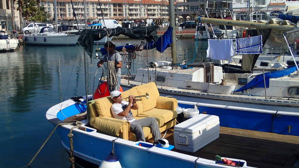 Zwei Spanier haben sich einen alten Fischkutter gekauft, mit Sofa ausgestattet und fahren damit durch das Mittelmeer (InsPIRATion)