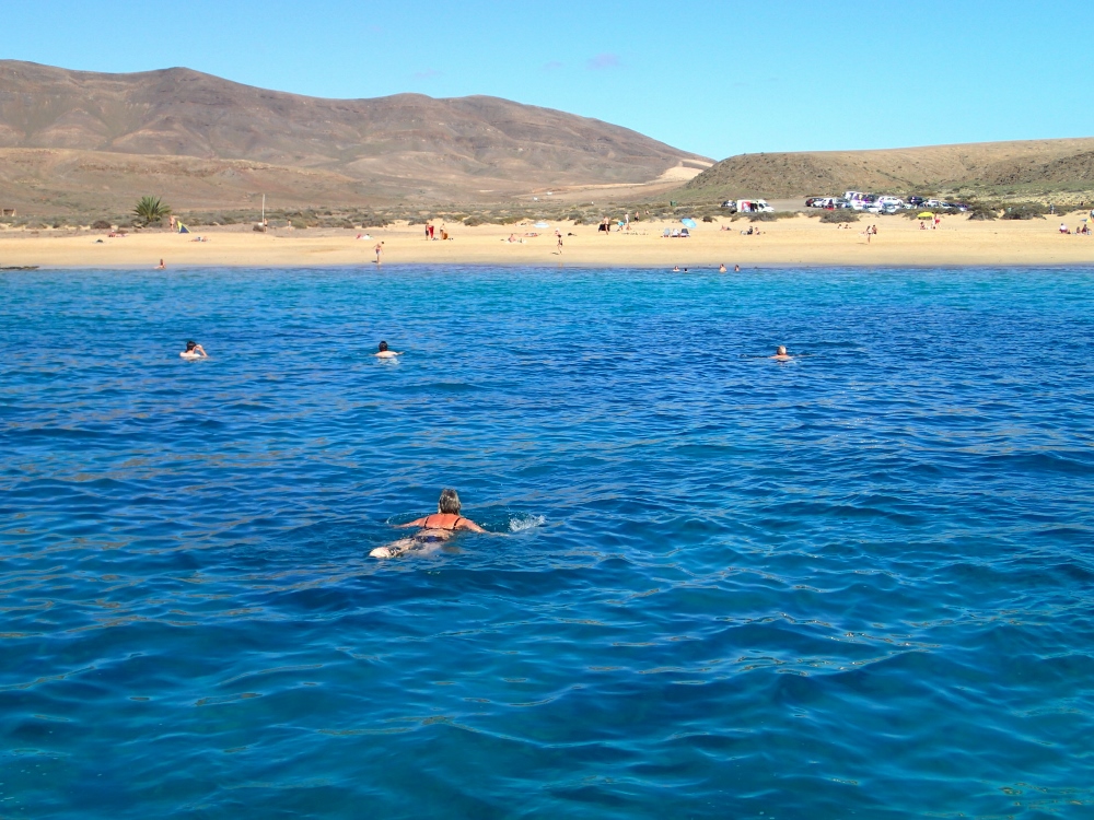 Sommer bei Lanzarote – ein Bad im Atlantischen Ozean im November
