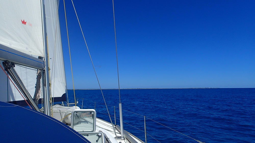 Blauer Himmel, blaue See, am Horizont Barbuda