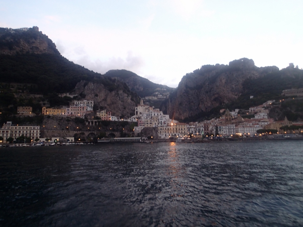 Wir segeln entlang der Amalfi Küste frühmorgens