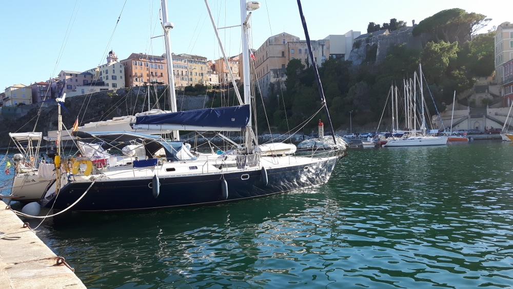 Die Habib vor wundervoller Kulisse des alten Stadthafens von Bastia