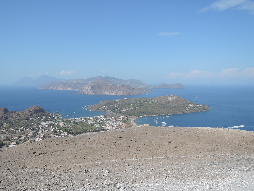 Blick von Vulcano auf die Liparische Inselwelt