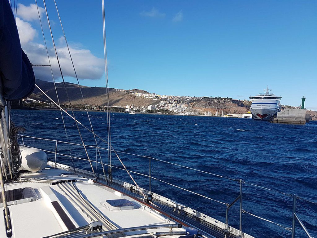 Nach Whalewatching und Starkwindsegeln, Einsteuerung nach San Sebastian auf La Gomera