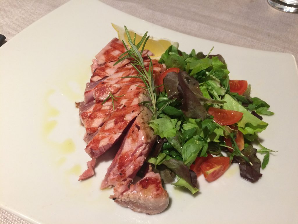 Thunfisch, aufs leckerste zubereitet in unserem Lieblingslokal in Scarlino