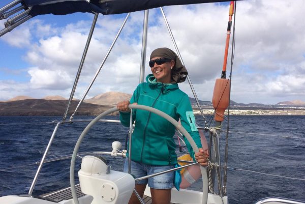 Mit Spaß beim Segeln auf den Kanarischen Inseln