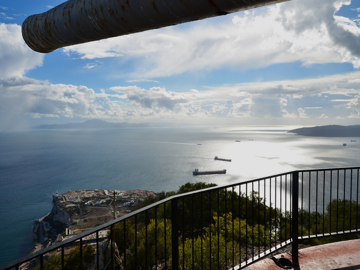 Herrlicher Blick auf die Strasse von Gibraltar, im Hintergrund Afrika, vorne links das Leuchtfeuer von Europapoint