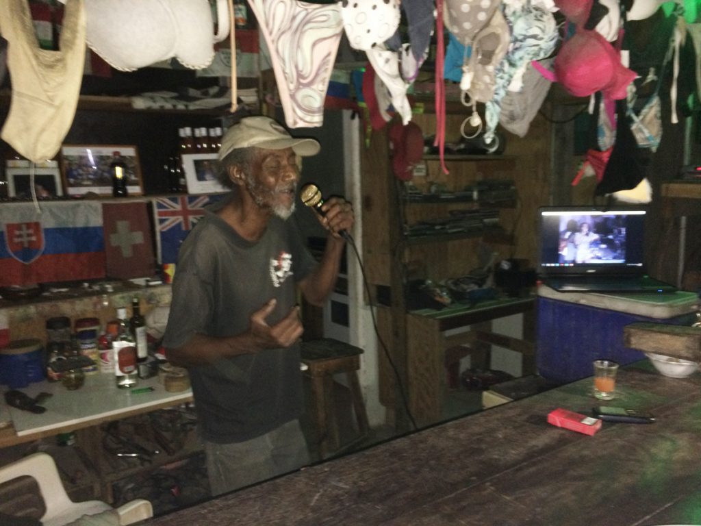 Antony in seiner Bar, singt für uns Bob Marley Songs