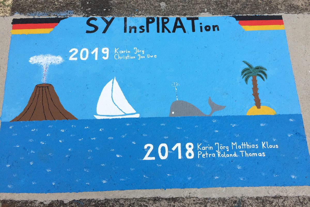 Auch wir haben uns wieder auf der legendären Hafenmauer in Horta verewigt