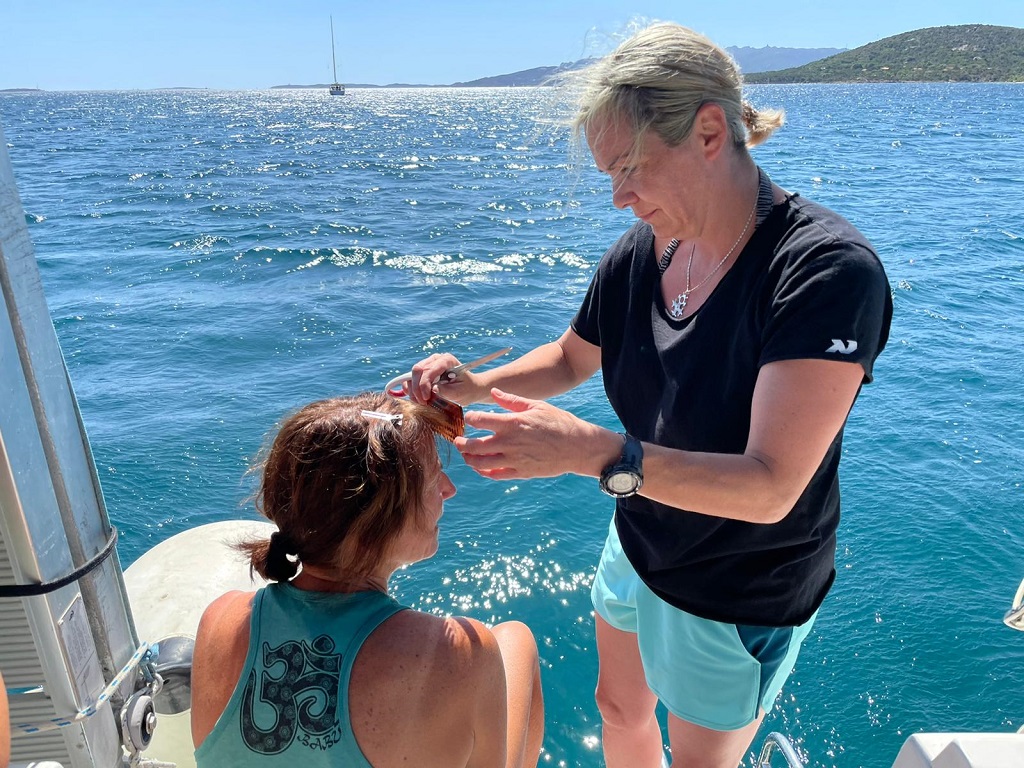 Karin bekommt in der Bucht die Haare geschnitten